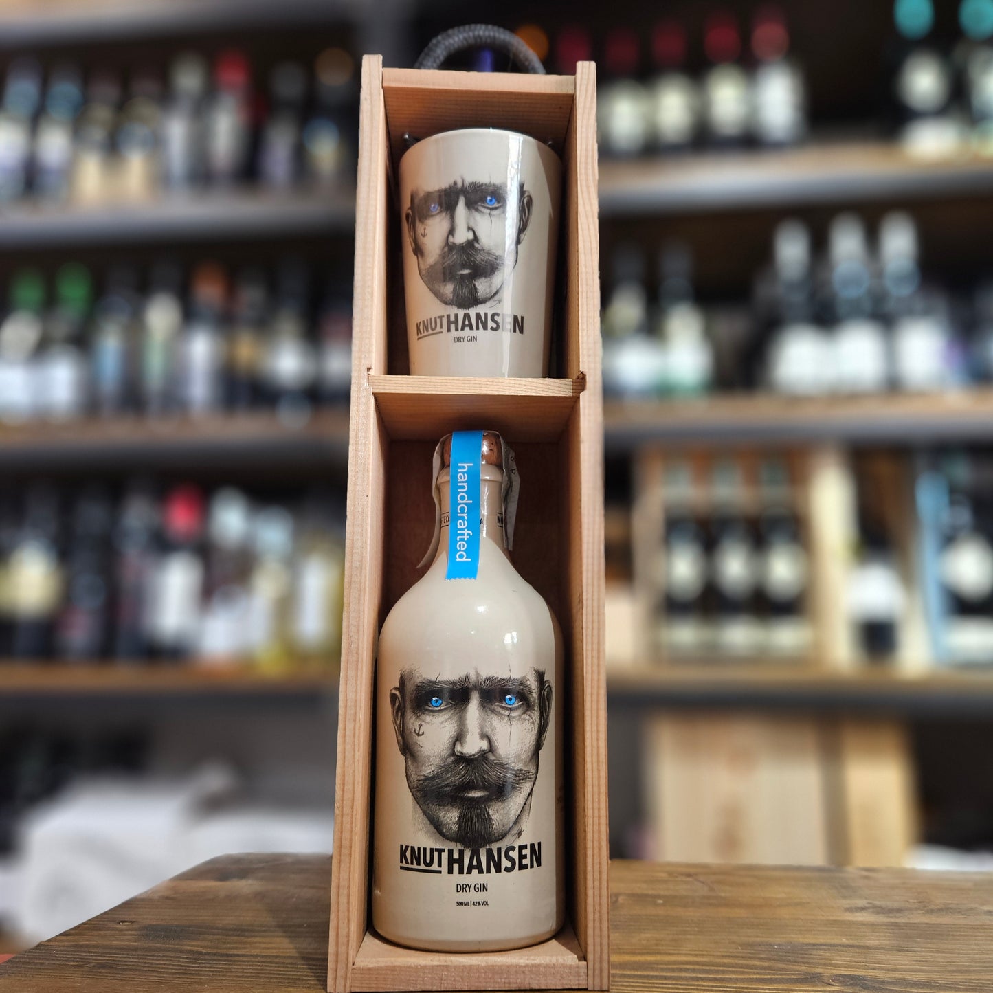 Gin Knut Hansen cl.50 (Cassa di legno e tazza in ceramica)